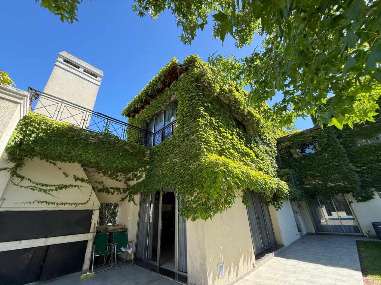 Casa con 1000 m² en Venta, 3 Dorm. en Villa Amelia