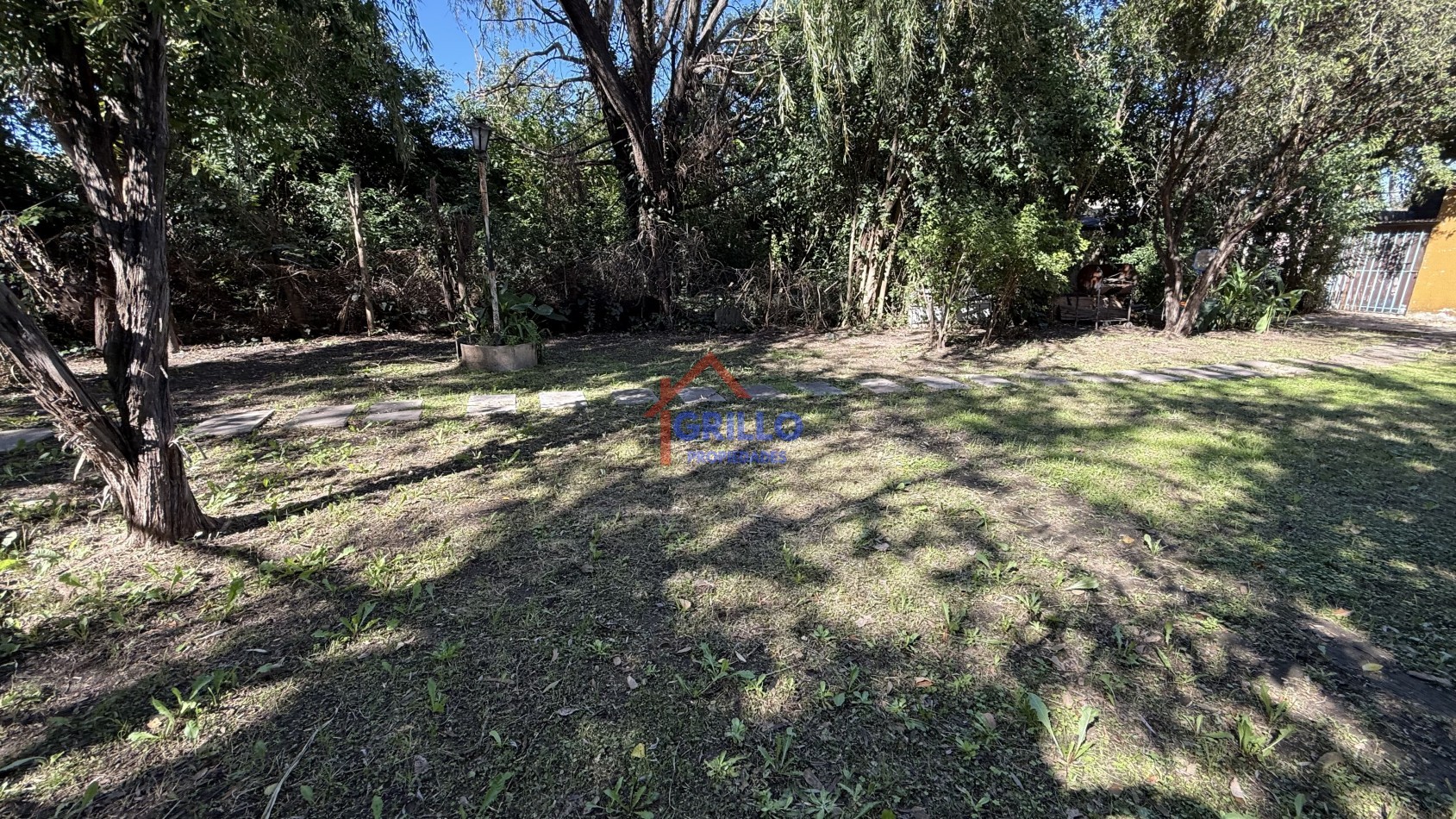 Casa 2 dormitorios, patio con pileta. 