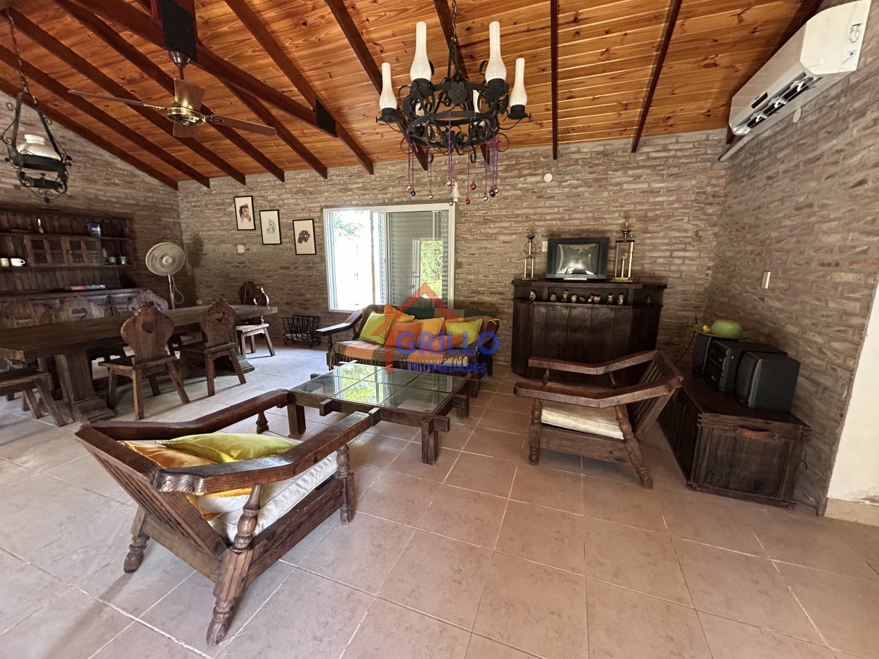 CASA QUINCHO CON PISCINA Y PARQUE