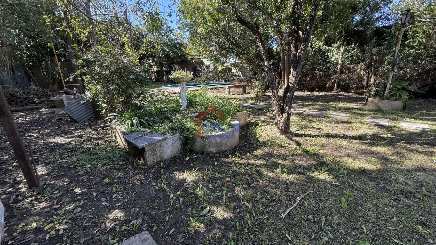 Casa 2 dormitorios, patio con pileta. 