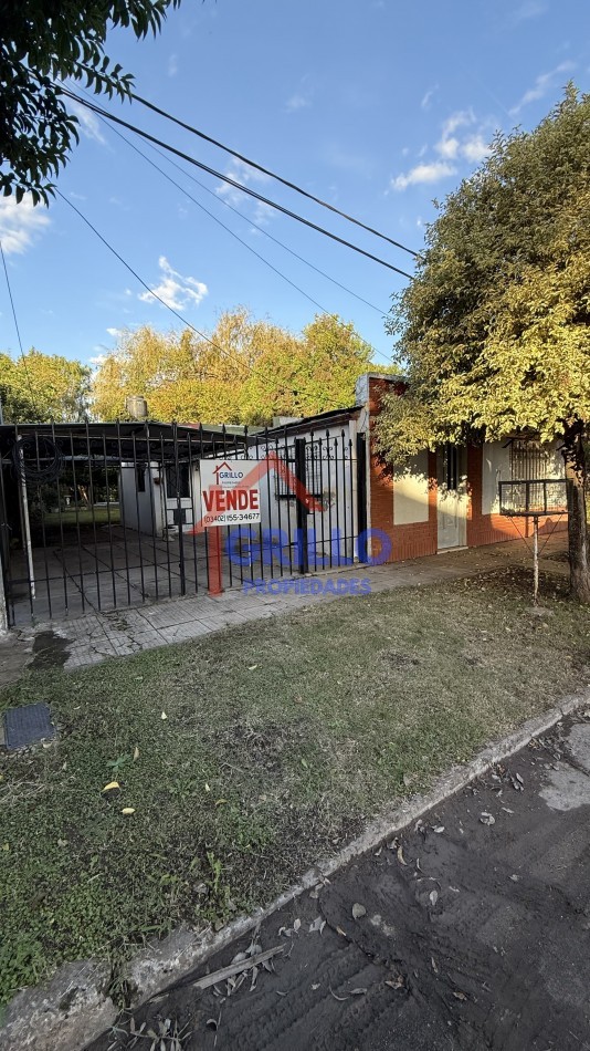 Casa 2 dormitorios, patio con pileta. 