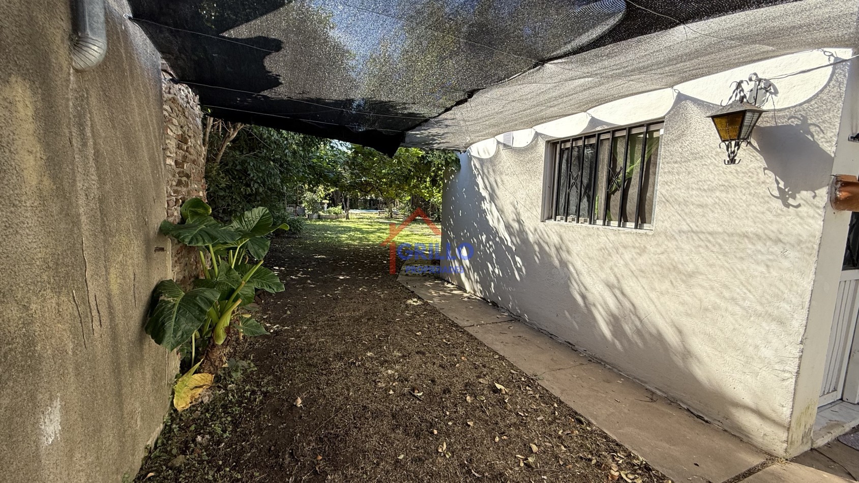 Casa 2 dormitorios, patio con pileta. 