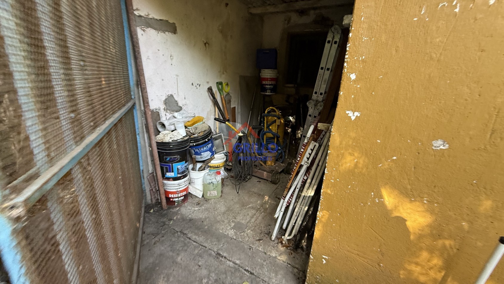 Casa 2 dormitorios, patio con pileta. 