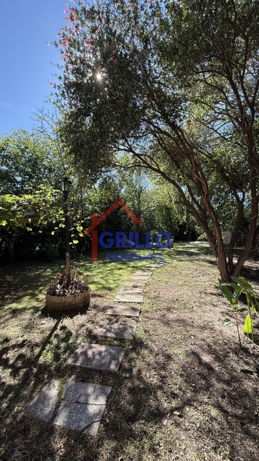 Casa 2 dormitorios, patio con pileta. 