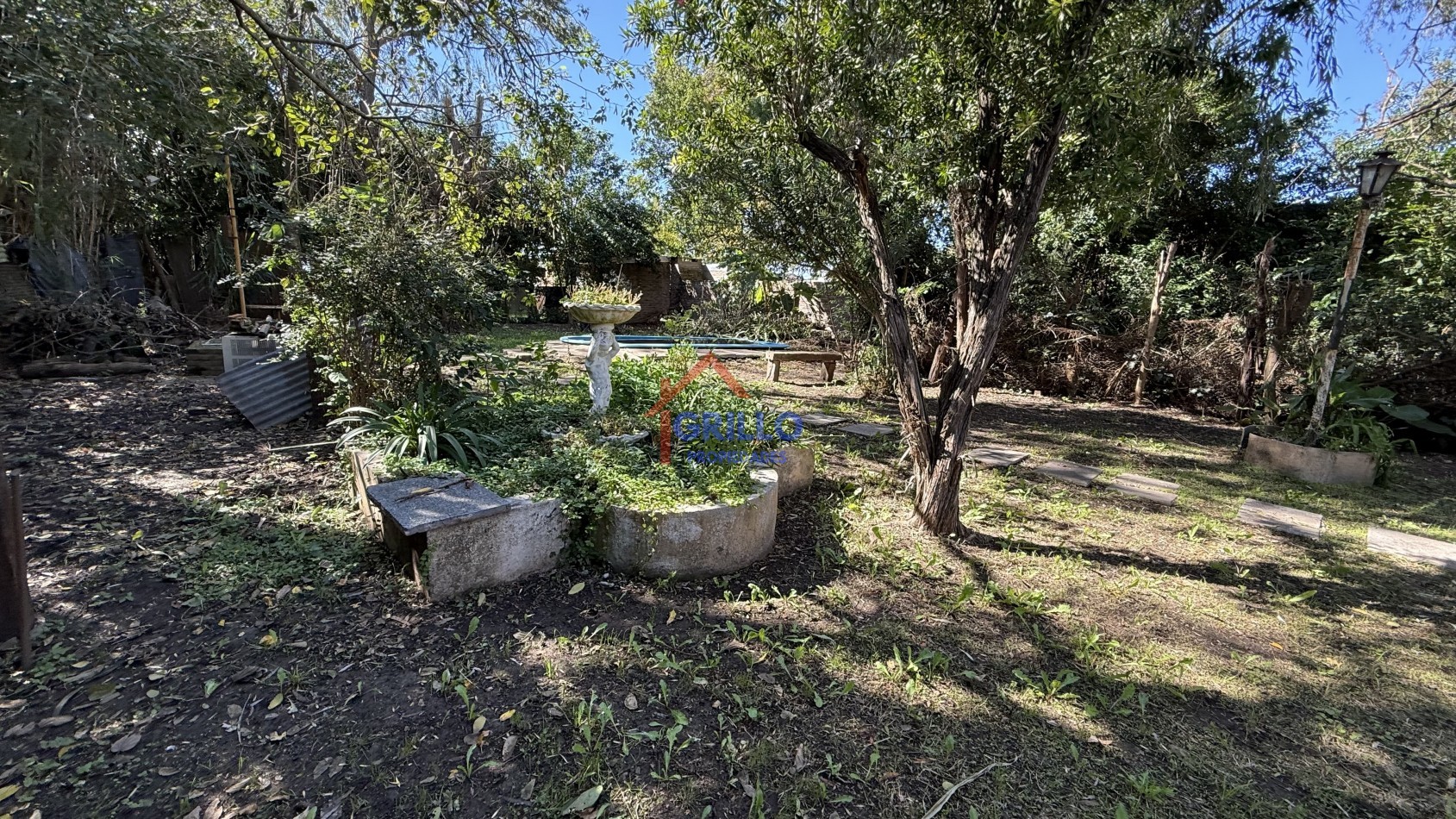 Casa 2 dormitorios, patio con pileta. 