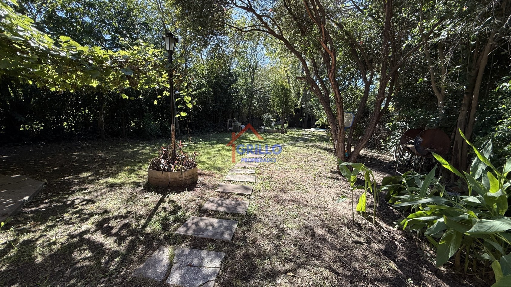 Casa 2 dormitorios, patio con pileta. 