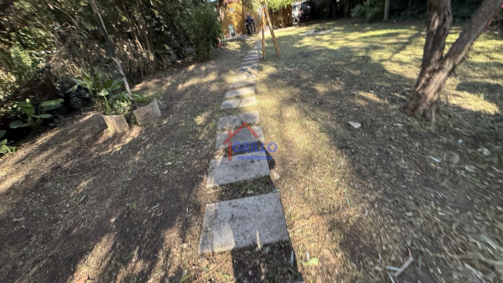 Casa 2 dormitorios, patio con pileta. 